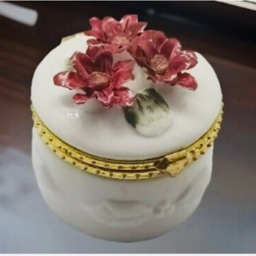 Vintage Ceramic Trinket Box Flowers on Top and Gold Accents Limited Edition NWOT - Picture 4 of 4